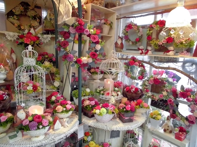 かわいいお花と雑貨で装飾された店内