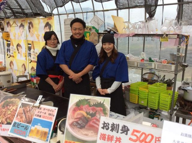 オーナーの松田さんとスタッフの方「お待ちしていま〜す」。