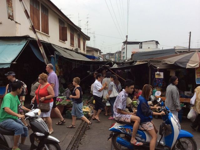 タイ発!聞きしに勝る線路上市場「メークロン市場」にビックリ