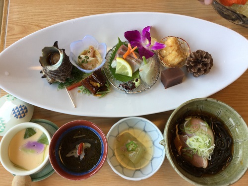 サザエ他身がしまった活魚のお刺身や揚げイカ焼売など