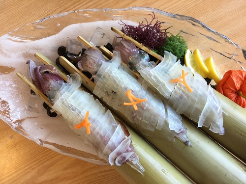 竹筒の上で元気いっぱいのイカサンバをご披露