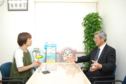 インタビュアーの水野裕子さんと和気藹々の対談風景