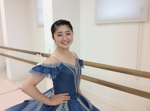 キュートでチャーミングなバレエ教師はなんたって18歳!