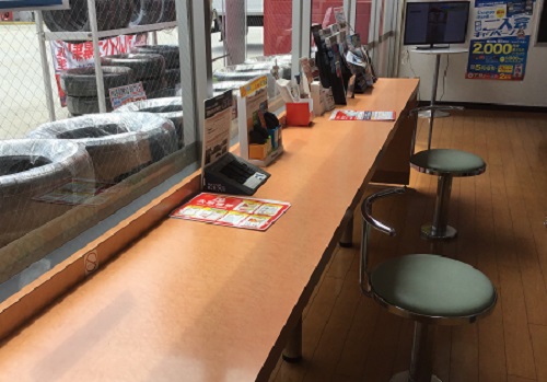 椅子を取っ払ってソーシャルディスタンスに配慮